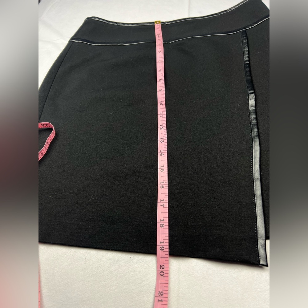 New WHBM Wrap Mini Skirt Faux Leather Trim Black Sz 6 White House Black Market - Picture 7 of 7